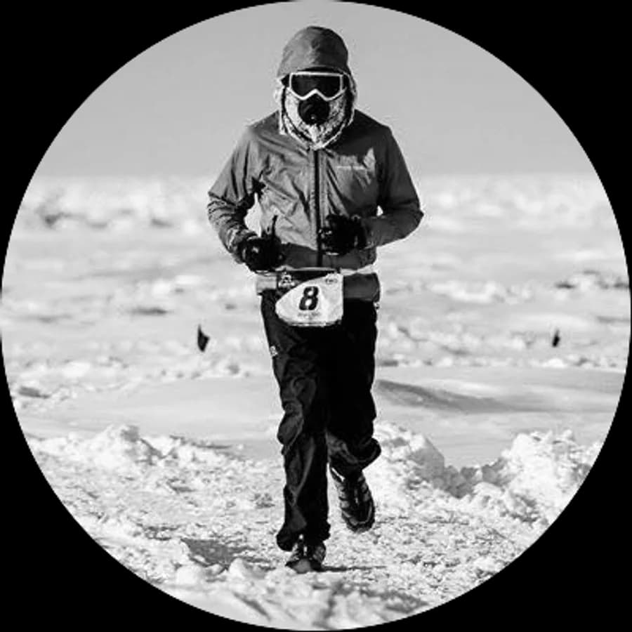 Duc Do running in a polar landscape
